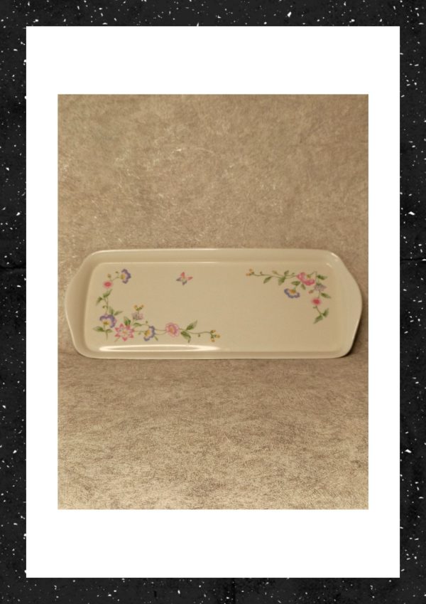 Melamine tray with rounded corners and floral decorations